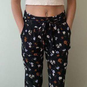 American Eagle Floral Cropped Pants- Size Small